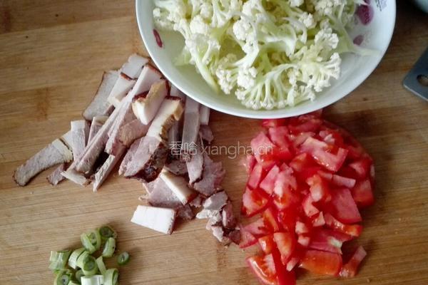 菜花炒肉的做法图解2
