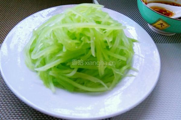 凉拌莴笋丝的做法图解5