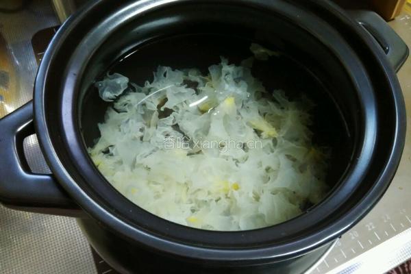  桃胶银耳羹的做法图解3