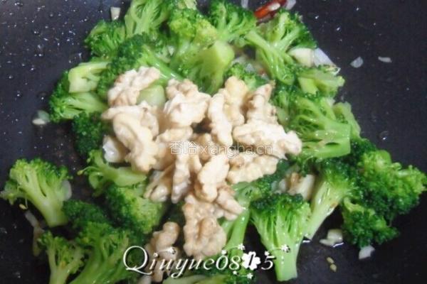 西兰花炒核桃仁的做法图解7