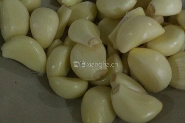 蒜子烧牛腱的做法图解1
