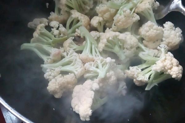 猪肉炒菜花的做法图解4