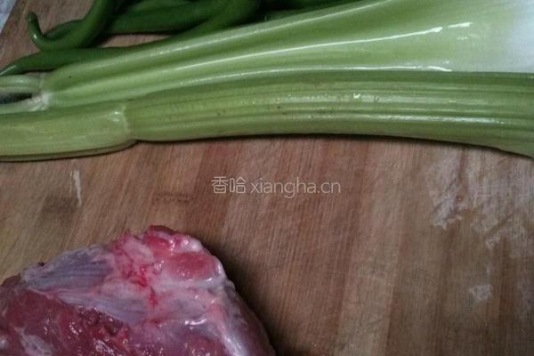 西芹炒肉。的做法图解1