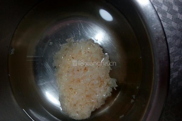 冰糖银耳雪梨汤的做法图解2