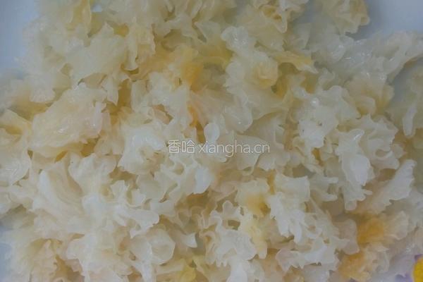 冰糖银耳雪梨汤的做法图解3