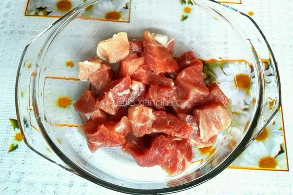 猪肉烧土豆的做法图解1