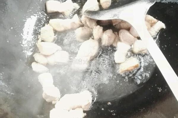 学做东北菜猪肉炖冻豆腐酸菜的做法图解3