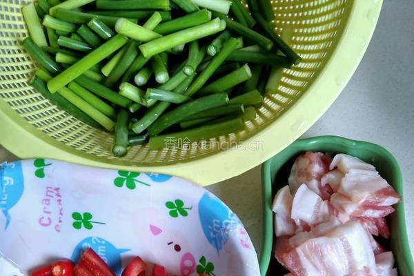 蒜苗炒肉片的做法图解1