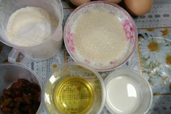葡萄干蛋糕卷的做法图解1