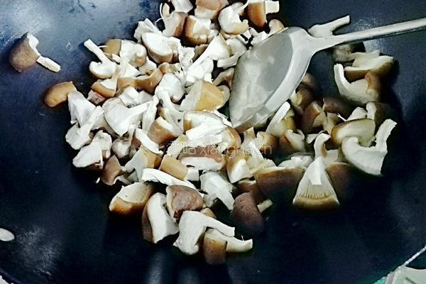 香菇炒猪舌的做法图解5