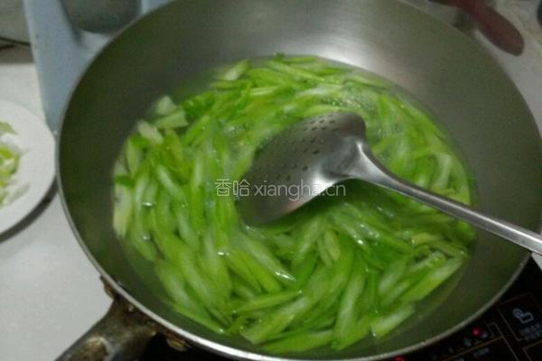 芹菜火腿片的做法图解1