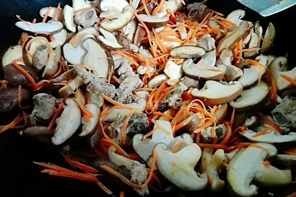 香菇胡萝卜炒排骨的做法图解6