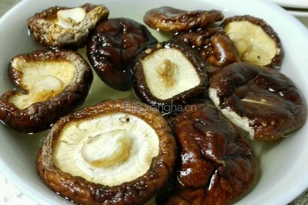 香菇红枣排骨汤的做法图解1