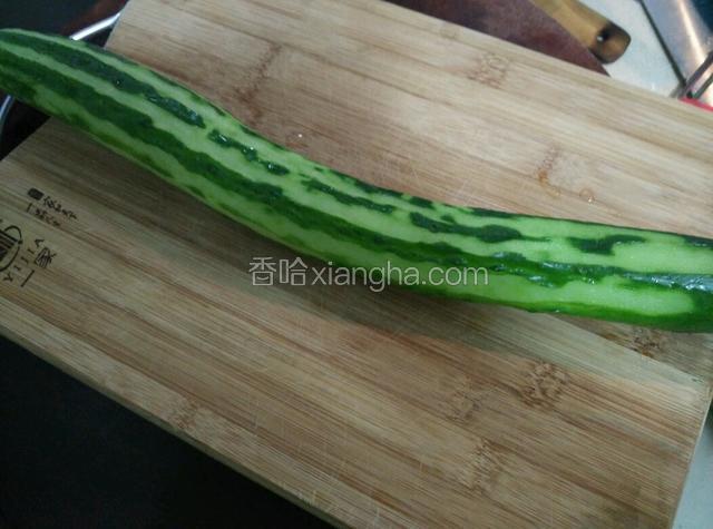黄瓜洗净削一半的皮 如图