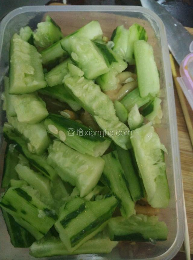 再摆上黄瓜