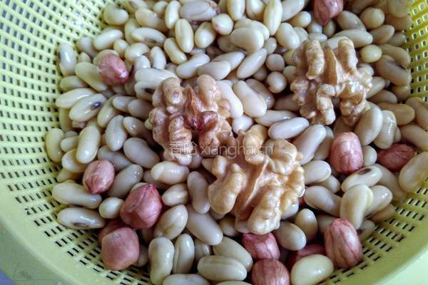 花生核桃豆浆的做法图解2