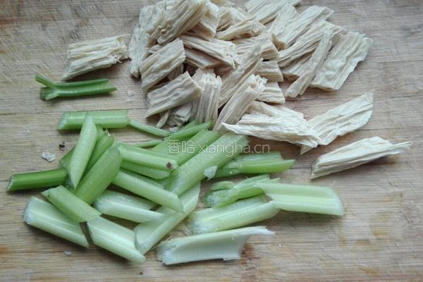 芹菜拌腐竹的做法图解2