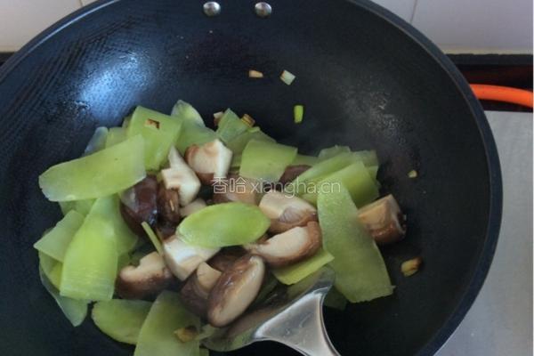 香菇炒莴笋的做法图解3