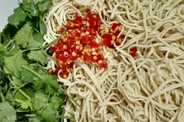 凉拌香菜、豆腐丝的做法图解5