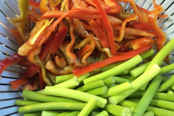 蒜苔炒牛肉的做法图解2