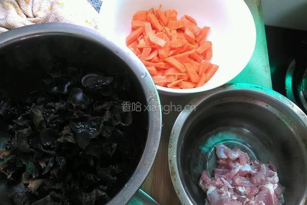 胡萝卜木耳炒肉的做法图解1