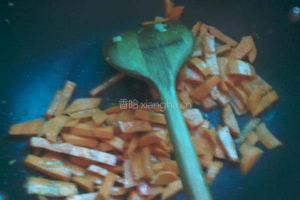 胡萝卜木耳炒肉的做法图解3