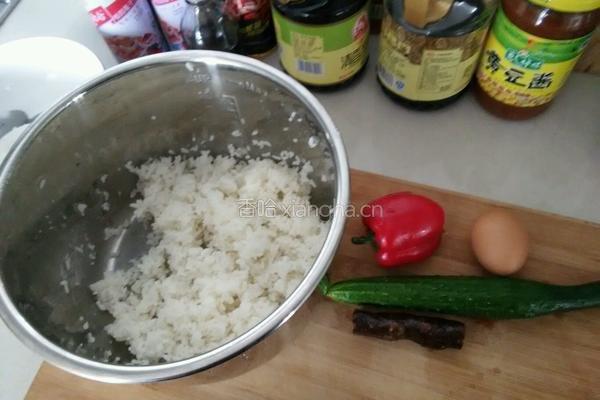 蔬菜蛋炒饭的做法图解1
