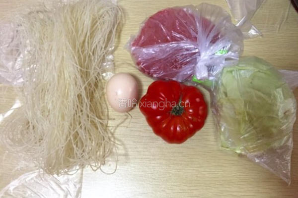 湿炒番茄牛肉米粉的做法图解1