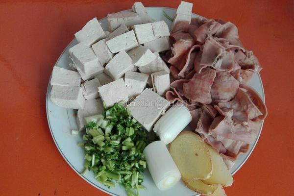 牛肠炖豆腐的做法图解1
