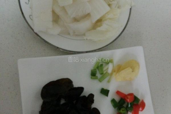 大白菜炒木耳的做法图解1