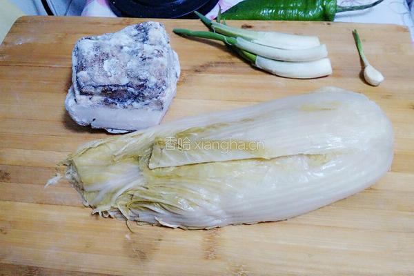 酸菜汆白肉的做法图解1