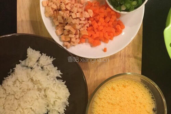 三丁鸡蛋炒饭的做法图解3