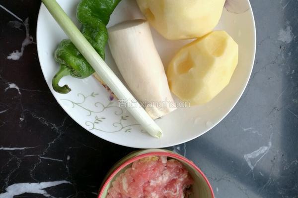 肉末烧土豆的做法图解1