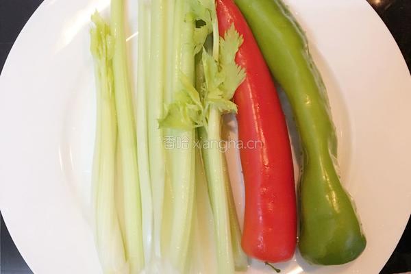 西芹辣椒炒腊肉的做法图解2