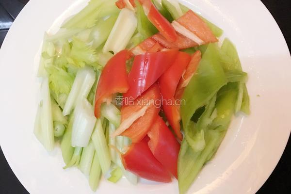 西芹辣椒炒腊肉的做法图解3