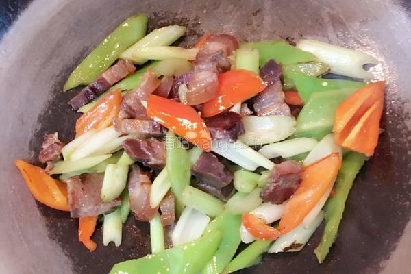 西芹辣椒炒腊肉的做法图解7