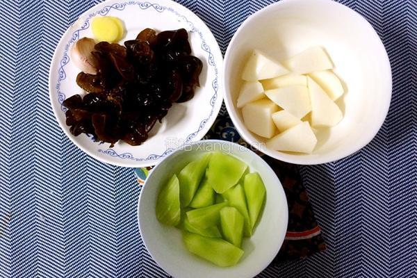 黑木耳莴笋炒山药的做法图解1