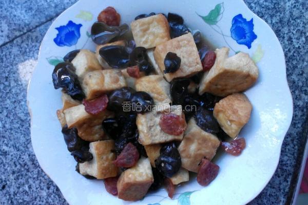 黑木耳腊肠焖豆腐