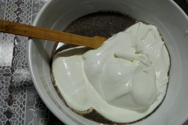 双色巧克力慕斯蛋糕的做法图解4