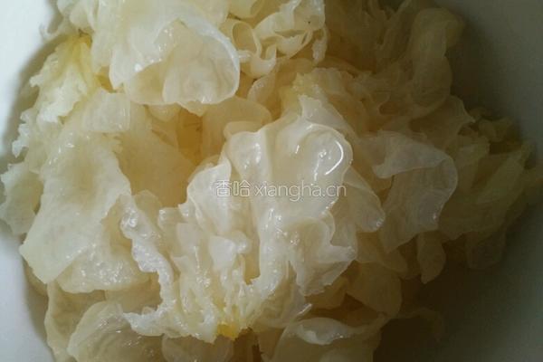 红枣银耳莲子羹的做法图解3