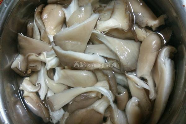 手撕鸡柳爆蘑菇的做法图解3