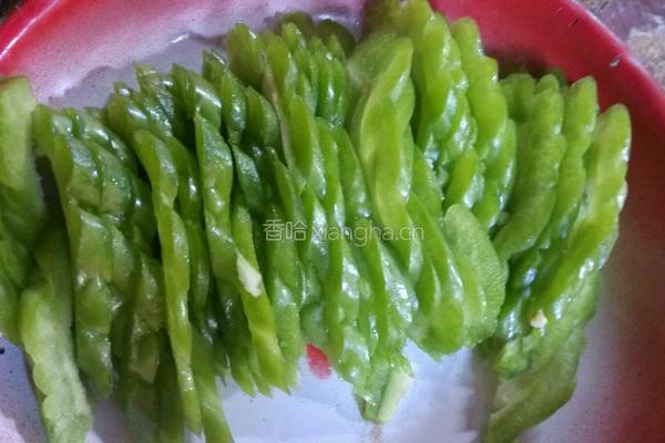 辣椒炒苦瓜肉的做法图解2