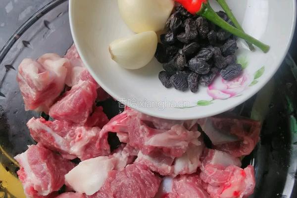 蒜蓉豆豉蒸排骨的做法图解1