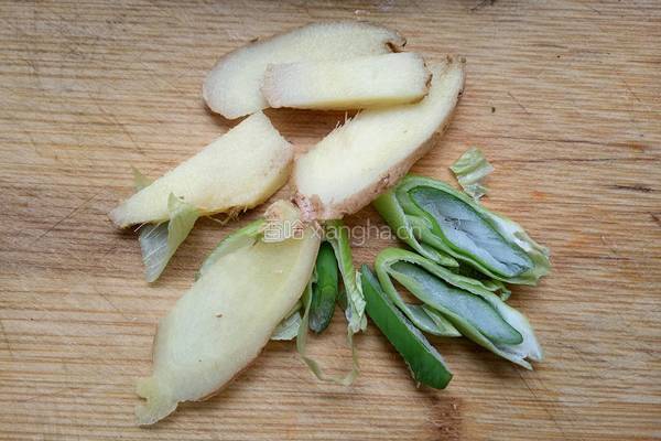 香菇粉皮参鸡汤煲的做法图解1
