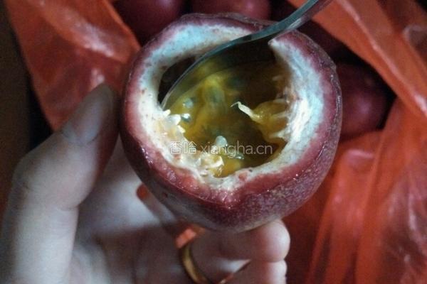 百香果皮蒸蛋的做法图解1