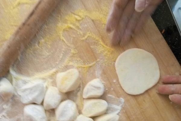 西葫芦萝卜鸡蛋馅饺子的做法图解5