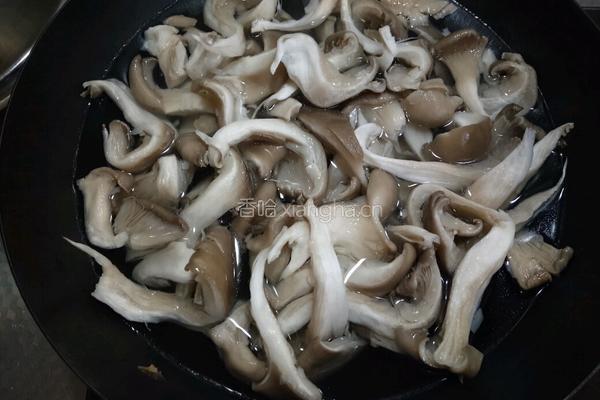 家常蘑菇炒鸡蛋的做法图解2