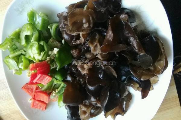核桃木耳炒肉片的做法图解2