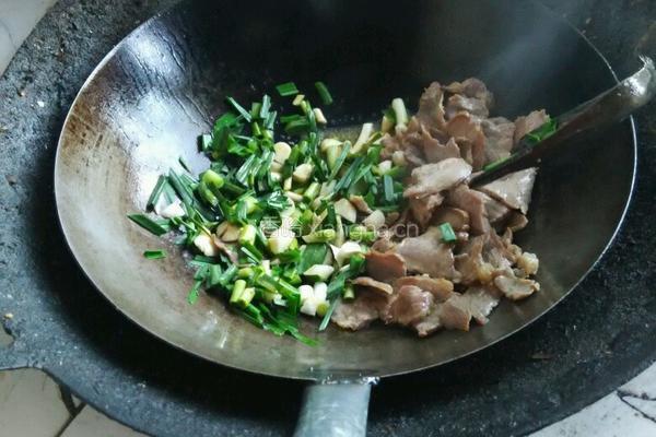 青蒜炒肉片的做法图解5