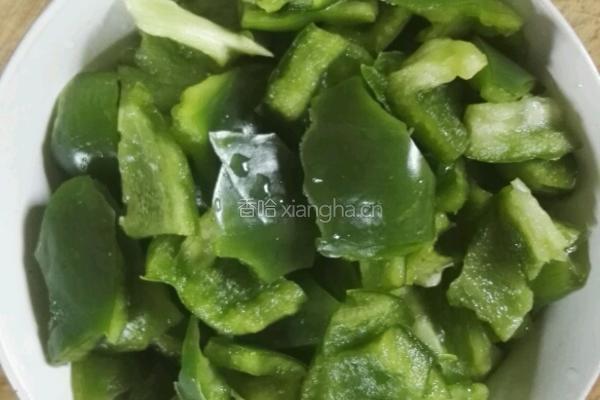 青椒炒冬瓜过年的时候吃太多肉，来一道这样清淡的菜，解解油腻，很不错的。的做法图解1